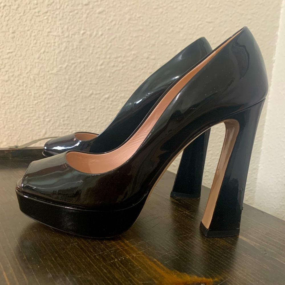 (Miu Miu) Women's Black Patent Leather Peep Toe Flared Heel Pumps